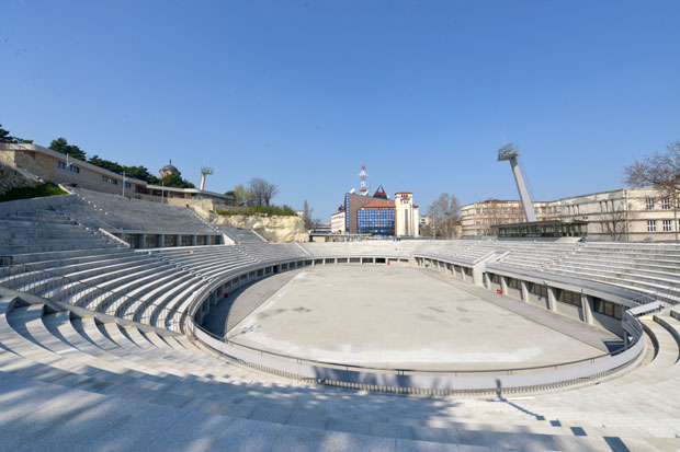 Стадион Ташмајдан: Испод трибина салони, сале, свлачионице и дискотека